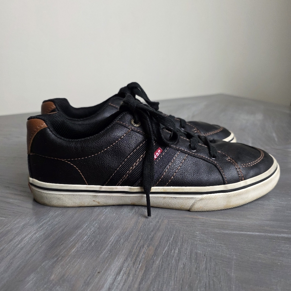 LEVI's |  Boys tennis shoes | Size 6